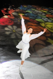 リンクを染める光に溶け込むような演技を披露する浅田真央（左）＝尼崎スポーツの森スケートリンク