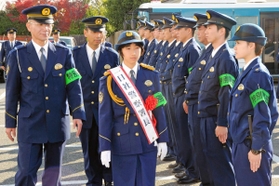 社署で一日警察署長を務めた小野南中３年時の田中希実（中央）＝加東市