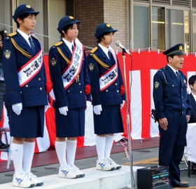 西脇署で一日警察署長を務めた西脇工高１年時の田中希実（左から３人目）＝西脇市