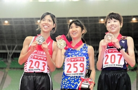 女子５千メートル決勝で優勝し、金メダルを手に喜ぶ田中希実＝４日午後、大阪市東住吉区長居公園のヤンマースタジアム長居（撮影・中西幸大）