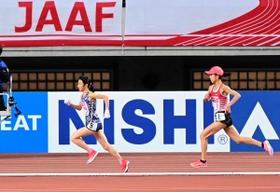 女子５０００メートル決勝　ラスト１周を切ってから首位に立ち、広中瑠梨佳（右）を突す田中希実（撮影・中西幸大）