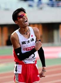 男子５０００メートル決勝　初優勝して雄たけびを上げる坂東悠汰（撮影・中西幸大）