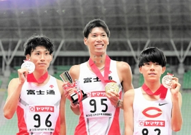 男子５０００メートル決勝　初優勝を喜ぶ坂東悠汰（中央）＝撮影・中西幸大