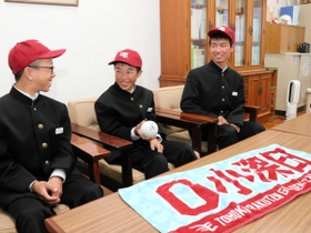 昨年閉校した利神小出身の中学生たち。憧れの小深田選手を「いつか追い抜きたい」と目標にする＝佐用町本位田乙