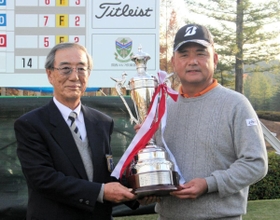 鈴木一誠・大会会長（左）から優勝トロフィーを受け取る寺西明