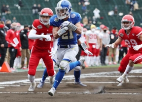 関学大-日大　第２クオーター、同点とするＴＤを決める関学大・三宅（２１）＝１３日午後、甲子園球場（撮影・辰巳直之）