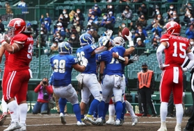 関学大-日大　第２クオーター、勝ち越しＴＤを決め、喜ぶ関学大のＷＲ大村（中央右から２人目）ら＝１３日午後、甲子園球場（撮影・辰巳直之）
