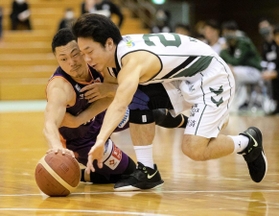 山形-西宮　ルーズボールに食らいつく西宮の岸田（右）（Ｃ）B.LEAGUE