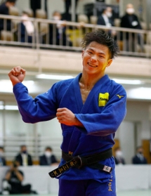 男子66キロ級代表決定戦で丸山城志郎に勝利し、ガッツポーズする阿部一二三。東京五輪代表に決まった＝１３日、講道館（代表撮影）