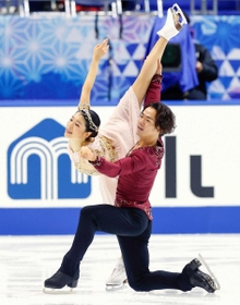 ＮＨＫ杯フィギュアのアイスダンスで演技する村元（左）、高橋組のフリー＝１１月２８日、東和薬品ラクタブドーム