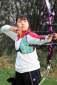 アーチェリーでＵー２０日本代表に選ばれた甲南女大の山中乃絵留＝神戸市東灘区の甲南女大