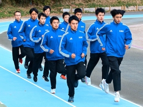 経験豊富なメンバーを擁し、２年連続の都大路に挑む男子・須磨学園のメンバー＝神戸市須磨区の同校（撮影・秋山亮太）