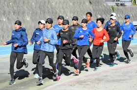 ３年連続の全国大会へ向け、意気込む女子・須磨学園の選手たち＝神戸市須磨区の同校（撮影・後藤亮平）