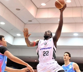 佐賀-西宮　第１クオーター、シュートを放つ西宮のムボジ（Ｃ）B.LEAGUE