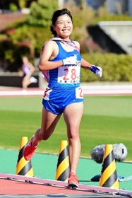 笑顔でフィニッシュする須磨学園のアンカー石松愛朱加＝２０日午前、京都市右京区、たけびしスタジアム京都（撮影・中西幸大）