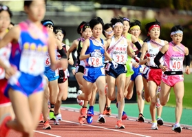 スタート後、競技場を走る須磨学園の土井（２８）ら女子１区走者＝２０日午前、京都市右京区西京極新明町、たけびしスタジアム京都（撮影・中西幸大）