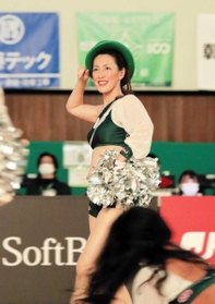 客席に向けポーズを決める４６歳のチアリーダー、ＹＯ－ＣＯさん＝西宮市立中央体育館