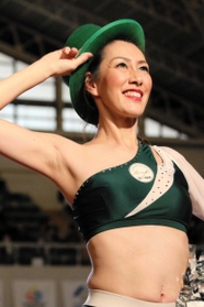 客席に向けポーズを決める４６歳のチアリーダー、ＹＯ－ＣＯさん＝西宮市立中央体育館