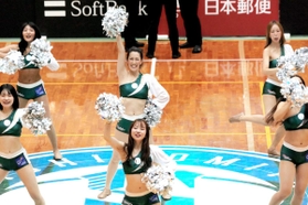 メンバーとともにダンスを披露するＹＯ－ＣＯさん（後列中央）ひときわ笑顔が光る＝西宮市立中央体育館