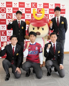 全国大会に向け意気込む、甲南大の木村太哉主将（前列中央）や柳川雅樹監督（後列右）ら＝神戸市東灘区、甲南大