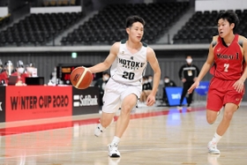 男子１回戦・報徳-八戸工大一　第１クオーター、ドリブルする報徳の宇都宮（２０）（(c)ＪＢＡ）