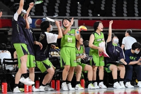 女子１回戦・小林-三田松聖　第２クオーター、味方の活躍に沸く三田松聖の選手たち（(c)ＪＢＡ）