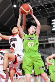 女子１回戦・小林-三田松聖　第２クオーター、ボールを奪い合う三田松聖の森口（８７）（(c)ＪＢＡ）