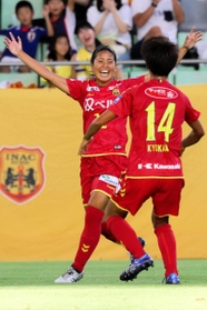 ２０１９年の新潟戦でゴールを決め喜ぶＩＮＡＣ神戸のＦＷ島袋奈美恵