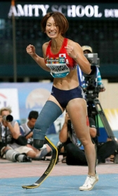 昨年の世界選手権女子走り幅跳び（義足Ｔ６４）で５メートル３７をマークして優勝し、ガッツポーズする中西麻耶＝ドバイ（共同）
