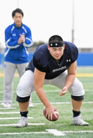 ライスボウルへ向け連携を確認する関学大のＯＬ高木（手前）とＱＢ奥野（チーム提供）