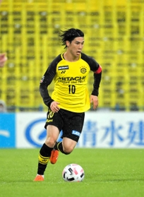 ドリブルで仕掛ける柏の江坂任（柏レイソル提供）