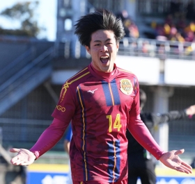 神戸弘陵-遠野　前半、先制ゴールを決めて喜ぶ神戸弘陵の松野（撮影・堀内　翔）