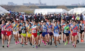 ２０２０年の兵庫県郡市区対抗駅伝の男子１区で一斉にスタートする選手たち。箱根駅伝にエントリーしたランナーも大勢走った＝加古川市の加古川河川敷マラソンコース（撮影・中西幸大）