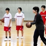 ボールを手に教える改発あゆみコーチ（手前）と選手たち＝尼崎市内