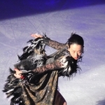 アイス・ショー「サンクスツアー」で黒い鳥をイメージした衣装で演技する浅田真央＝尼崎スポーツの森スケートリンク