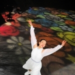 リンクを染める光に溶け込むような演技を披露する浅田真央（左）＝尼崎スポーツの森スケートリンク