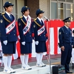 西脇署で一日警察署長を務めた西脇工高１年時の田中希実（左から３人目）＝西脇市