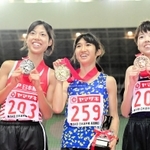 女子５千メートル決勝で優勝し、金メダルを手に喜ぶ田中希実＝４日午後、大阪市東住吉区長居公園のヤンマースタジアム長居（撮影・中西幸大）
