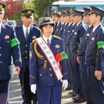 社署で一日警察署長を務めた小野南中３年時の田中希実（中央）＝加東市