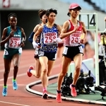 女子５０００メートル決勝　広中瑠梨佳（右端）を追走する田中希実（２５９）＝撮影・中西幸大