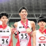 男子５０００メートル決勝　初優勝を喜ぶ坂東悠汰（中央）＝撮影・中西幸大