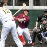 ４回、藤浪から中前打を放つ楽天・小深田＝２０２０年２月、かりゆしホテルズボールパーク宜野座（撮影・飯室逸平）