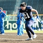 甲子園ボウルに向けた練習で土の感触を確かめる関学大のＲＢ三宅