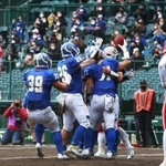 関学大-日大　第２クオーター、勝ち越しＴＤを決め、喜ぶ関学大のＷＲ大村（中央右から２人目）ら＝１３日午後、甲子園球場（撮影・辰巳直之）