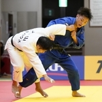 丸山城志郎（左）を攻める阿部一二三（代表撮影）