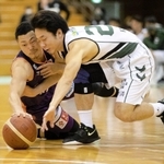 山形-西宮　ルーズボールに食らいつく西宮の岸田（右）（Ｃ）B.LEAGUE