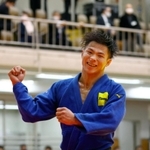 男子66キロ級代表決定戦で丸山城志郎に勝利し、ガッツポーズする阿部一二三。東京五輪代表に決まった＝１３日、講道館（代表撮影）
