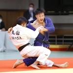 五輪代表決定戦で、丸山城志郎（左）に勝利した阿部一二三（代表撮影）