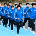 経験豊富なメンバーを擁し、２年連続の都大路に挑む男子・須磨学園のメンバー＝神戸市須磨区の同校（撮影・秋山亮太）