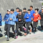 ３年連続の全国大会へ向け、意気込む女子・須磨学園の選手たち＝神戸市須磨区の同校（撮影・後藤亮平）